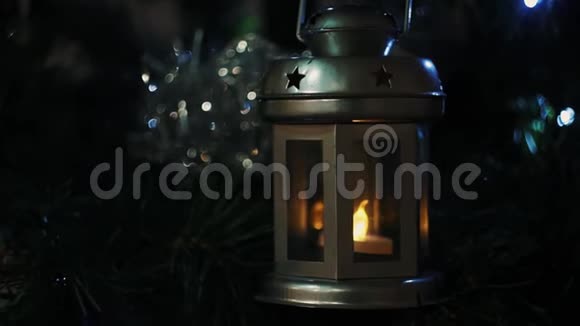 在节日里圣诞树上挂着电烛灯视频的预览图