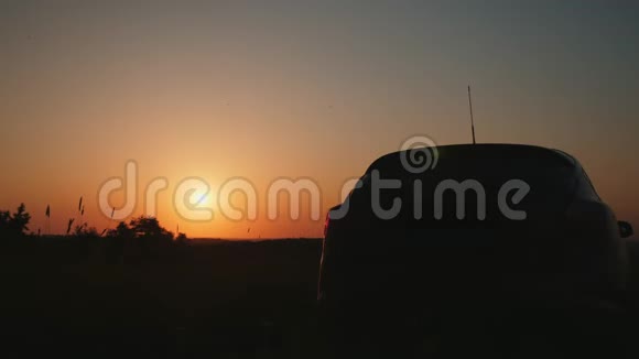 汽车在日落时闪烁应急灯视频的预览图