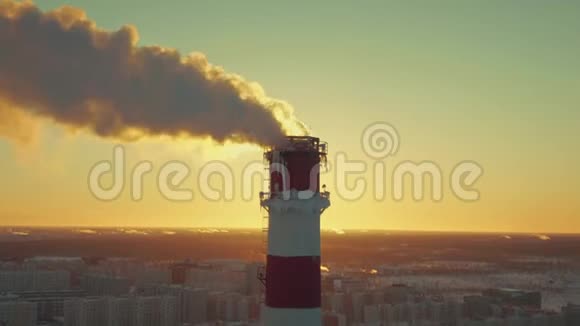 城市中部火力发电厂烟囱冒出的烟雾视频的预览图