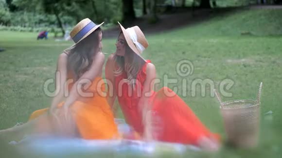 戴着帽子的金发女孩坐在公园里抽烟视频的预览图
