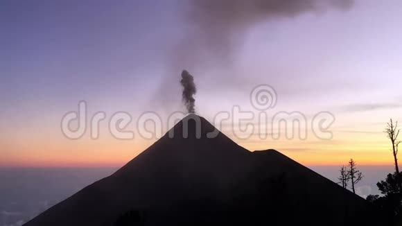 日落时福哥火山爆发近景录像视频的预览图