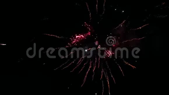 爆炸烟花镜头完美的7月4日或新年庆祝视频的预览图