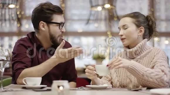 男人试图说服餐馆里的女人而她正在喝咖啡视频的预览图
