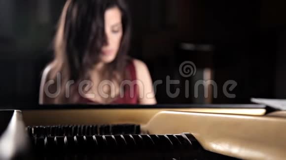 年轻悲伤的迪什卡伊格拉特在钢琴钢琴弦琴视频的预览图