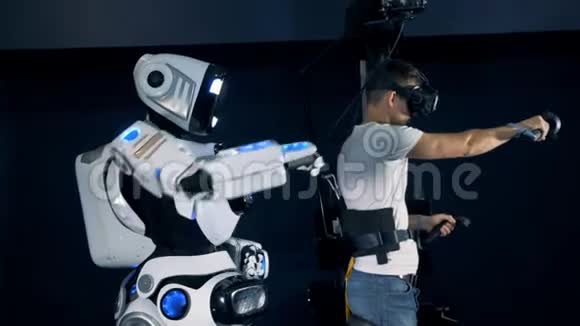 机器人和人在VR设备中移动侧视视频的预览图