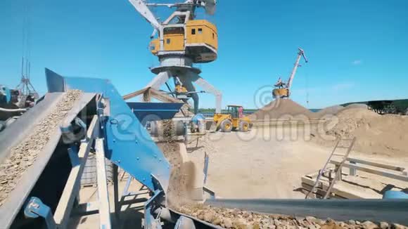 一家工业磨床的转运商正在搬迁碎石视频的预览图