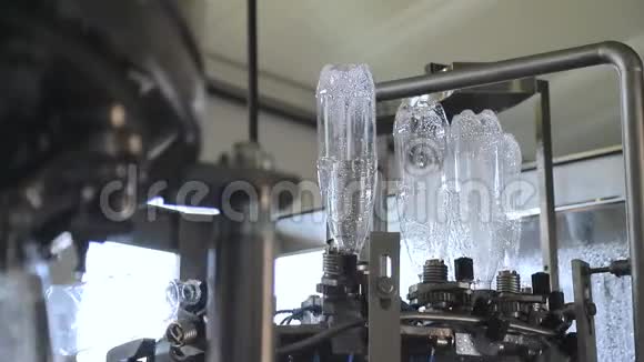 自动塑料罐洗线视频的预览图
