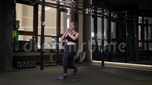 年轻的有动力的运动女孩在健身房里做午餐视频的预览图