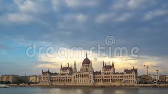 布达佩斯与匈牙利议会大厦和多瑙河日夜相连视频的预览图