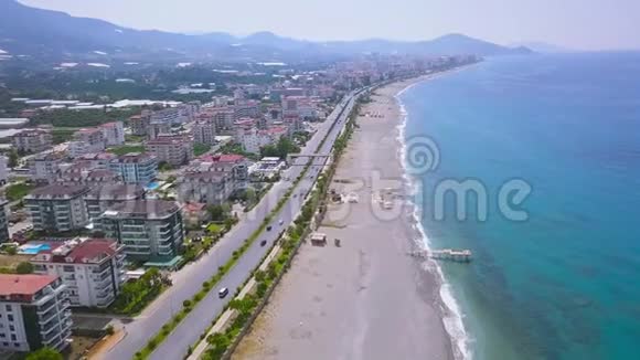 从城市的上方可以看到令人惊叹的风景坐落在海边和沙滩上艺术市中心的空中俯视图视频的预览图