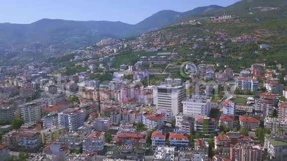 飞越位于地中海边的土耳其的阳光镇阿拉尼亚艺术覆盖山坡的鸟瞰图视频的预览图