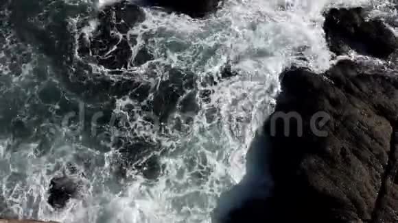 如上图所示海水在岩石间旋转视频的预览图