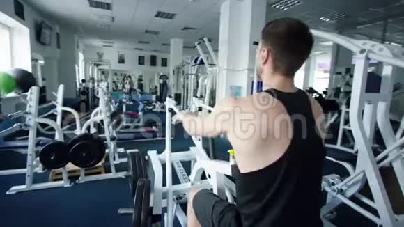 成人运动员在健身房里坐着锻炼体重视频的预览图