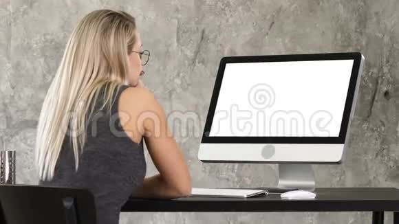 女自由职业者看电脑监视器白色显示器视频的预览图