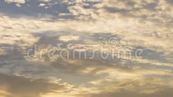 傍晚天空从黄色变成靛蓝不同云层的运动如CirrocumulusAl视频的预览图