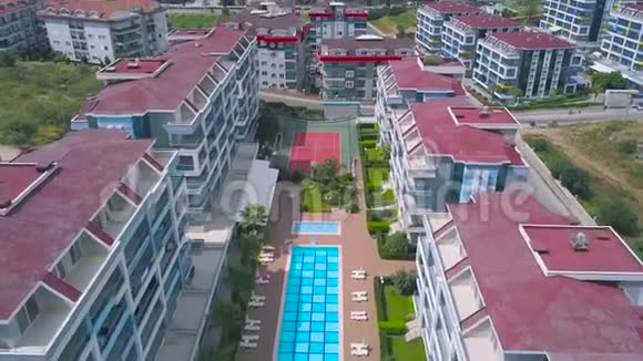 夏季南部地区一个美丽的游泳池清澈的蓝色水的空中景观艺术酒店建筑视频的预览图