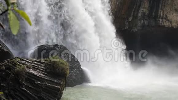 越南瀑布中水的能量视频的预览图