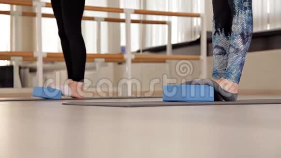 健身和健美操器材平衡训练在健身中心和爬楼梯的妇女一起上有氧运动课视频的预览图