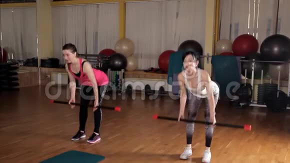 女孩在健身房用体育棒做运动运动服视频的预览图