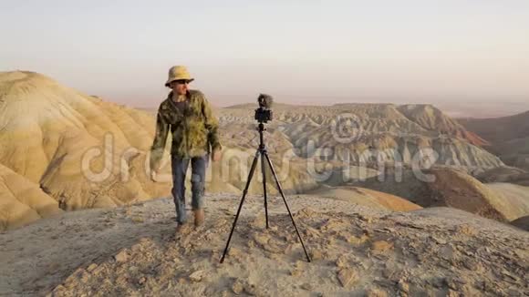 沙漠中的摄影师视频的预览图