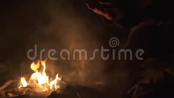 启示录战争场景中的士兵在大火附近暖手视频的预览图
