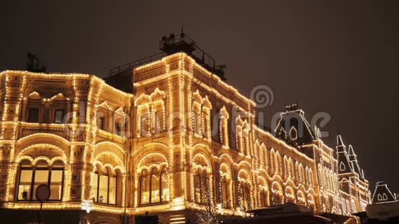 城里的圣诞气氛这座建筑装饰着许多灯光视频的预览图