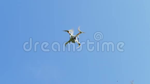 在晴朗的蓝天中飞翔的小四架飞机视频的预览图