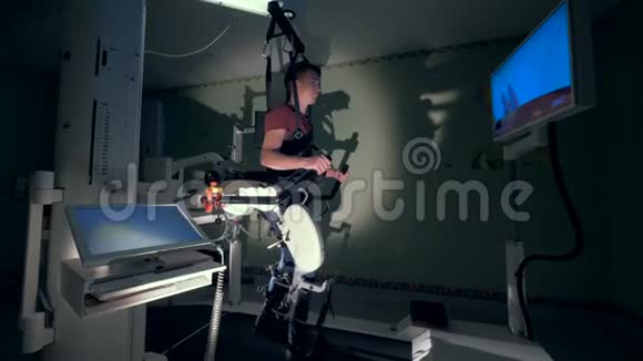 现代骨科设备在一个病房侧视视频的预览图