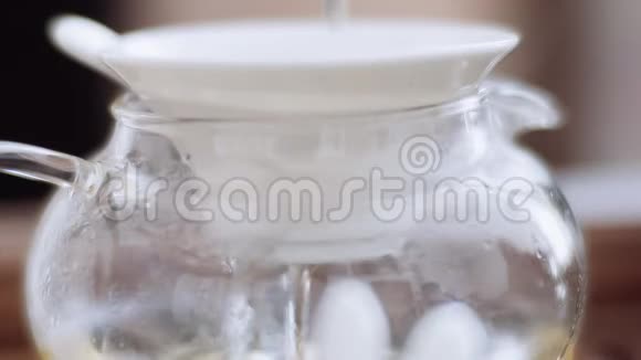 玻璃茶壶里装满了茶道用的开水视频的预览图