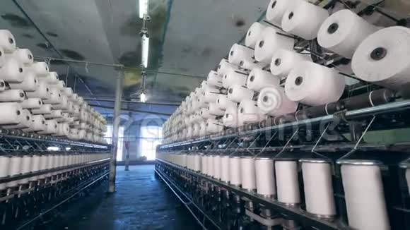 现代纺织厂有大量旋转缝纫卷筒的工业单位视频的预览图