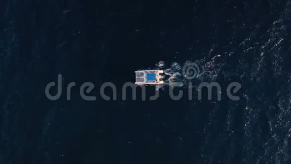 在大西洋航行的一艘大型双体船的俯视图视频的预览图