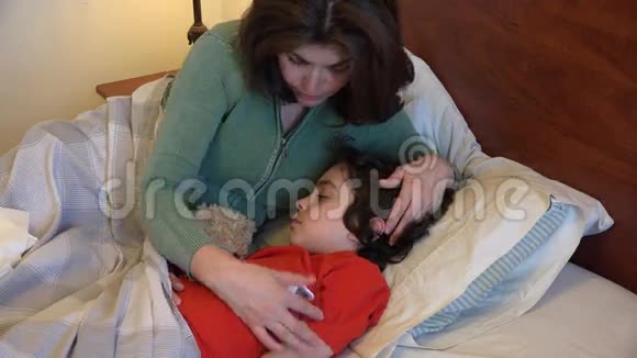 西班牙女人照顾生病的儿子视频的预览图