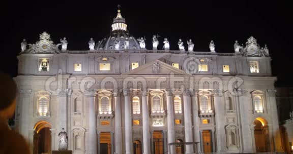 为夜晚的圣彼得大教堂拍照视频的预览图