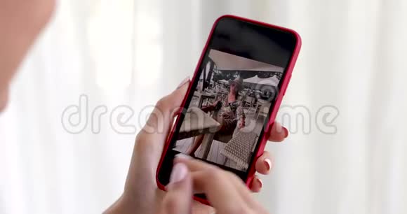 女孩在智能手机上显示照片视频的预览图