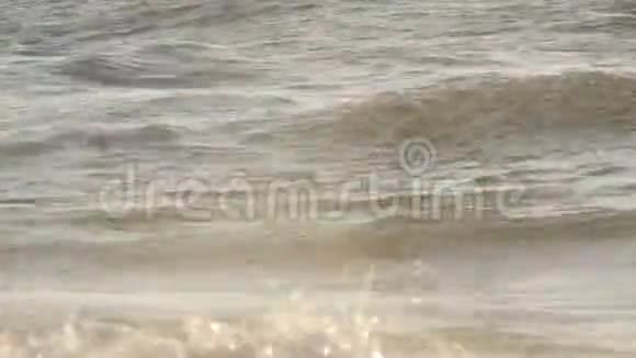 极端美丽的海浪冲击海岸令人敬畏的海浪关闭视野视频的预览图