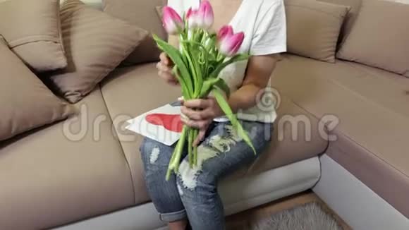春郁的女人坐在沙发上视频的预览图