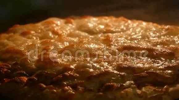 披萨上的奶酪因烤箱热而融化视频的预览图