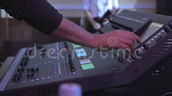 DJ控制音乐控制台和夜总会的彩灯DJ混音播放器和迪斯科派对的声音控制台唱片主持人视频的预览图