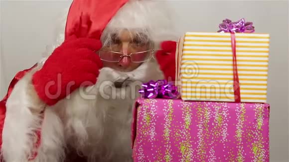 圣诞老人在欣赏礼物视频的预览图