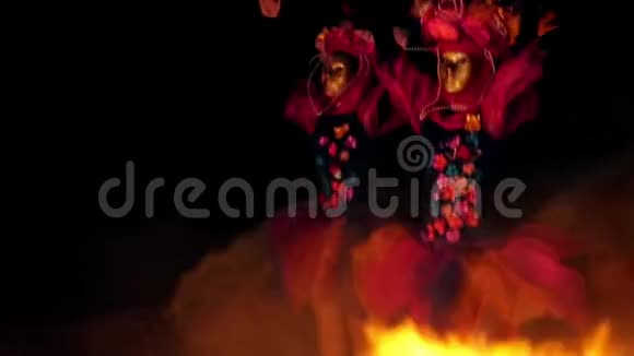穿着狂欢节服装的女孩晚上在火堆前跳舞视频的预览图