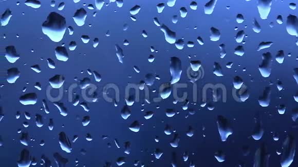 冬雨时窗户上滴着水滴视频的预览图