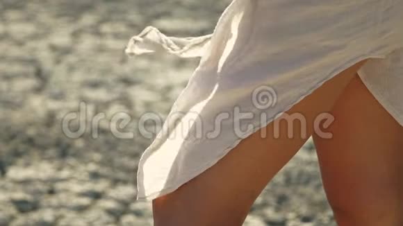 女性与自然一件轻细亚麻布外衣的边缘微微遮住美丽的女性双腿视频的预览图