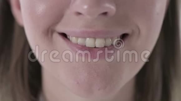 微笑青年女子牙齿视频的预览图