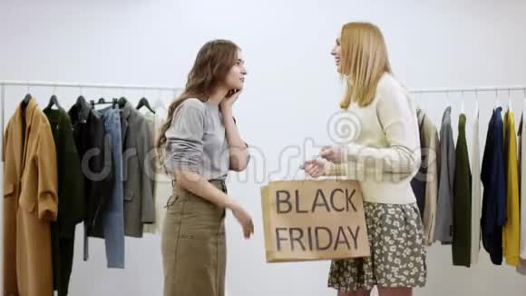 两个女朋友在服装店聊天视频的预览图