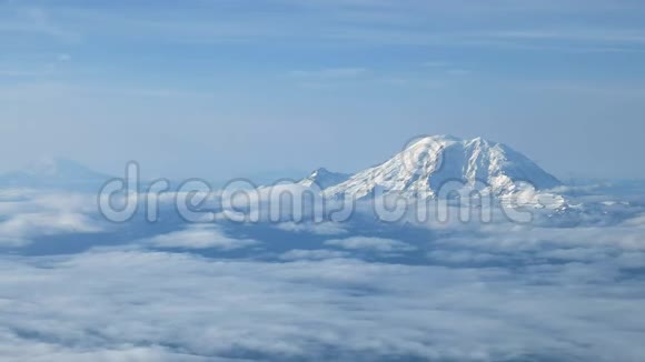 雷尼尔山亚当斯山和圣海伦山的鸟瞰图视频的预览图