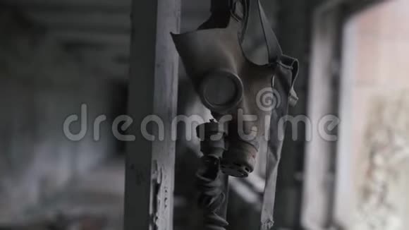 悬挂在乌克兰普里皮亚特切尔诺贝利废弃建筑上的旧防毒面具视频的预览图