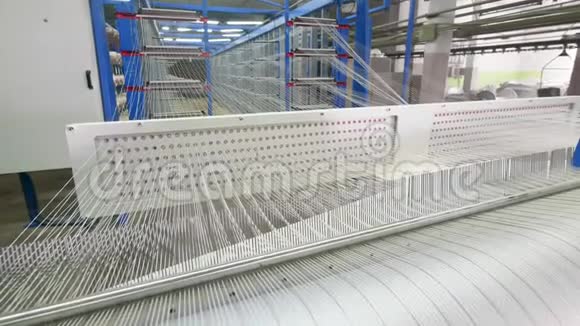 白色线程的字符串正在快速重新定位纺织厂设备视频的预览图
