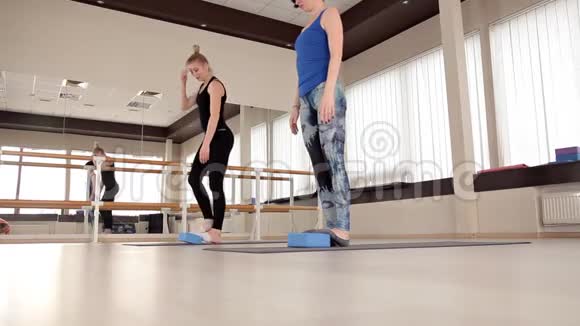 健身和健美操器材平衡训练在健身中心和爬楼梯的妇女一起上有氧运动课视频的预览图
