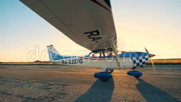 一架飞机在日落背景下行驶侧视视频的预览图