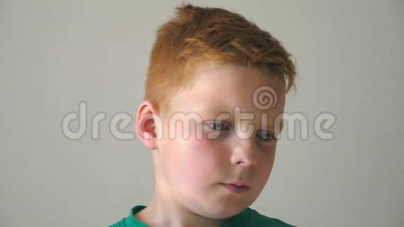 室内雀斑的红头发男孩画像可爱的漂亮孩子想着他的问题耸耸肩视频的预览图